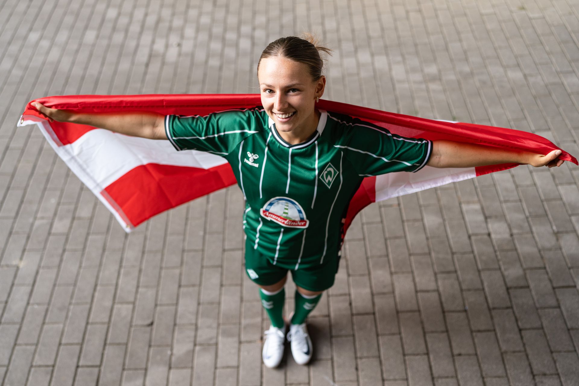 Chiara D'Angelo 身穿云达球衣，上面挂着巨大的奥地利国旗。