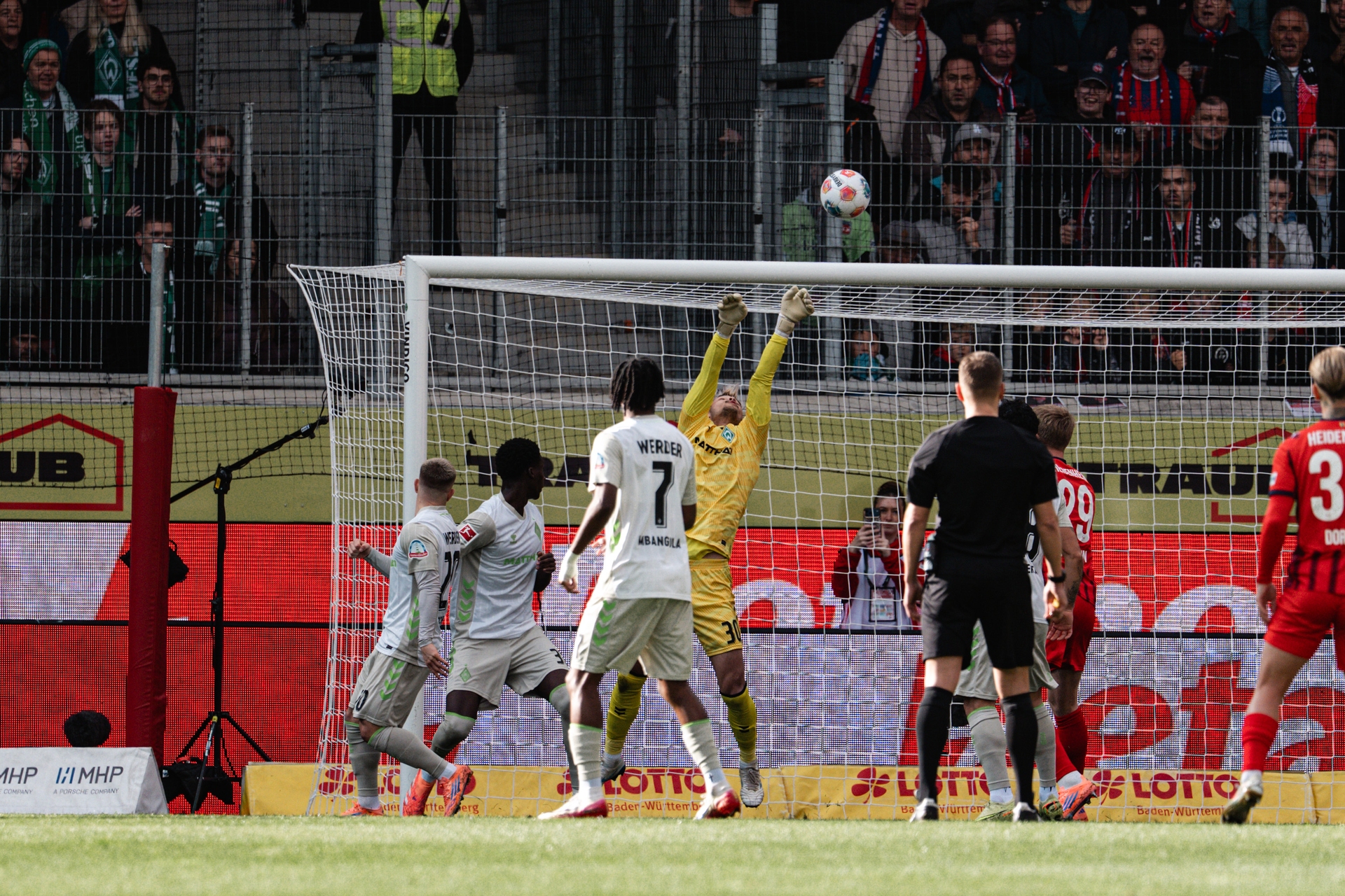 米奥·巴克豪斯在对阵海登海姆的比赛中的扑救