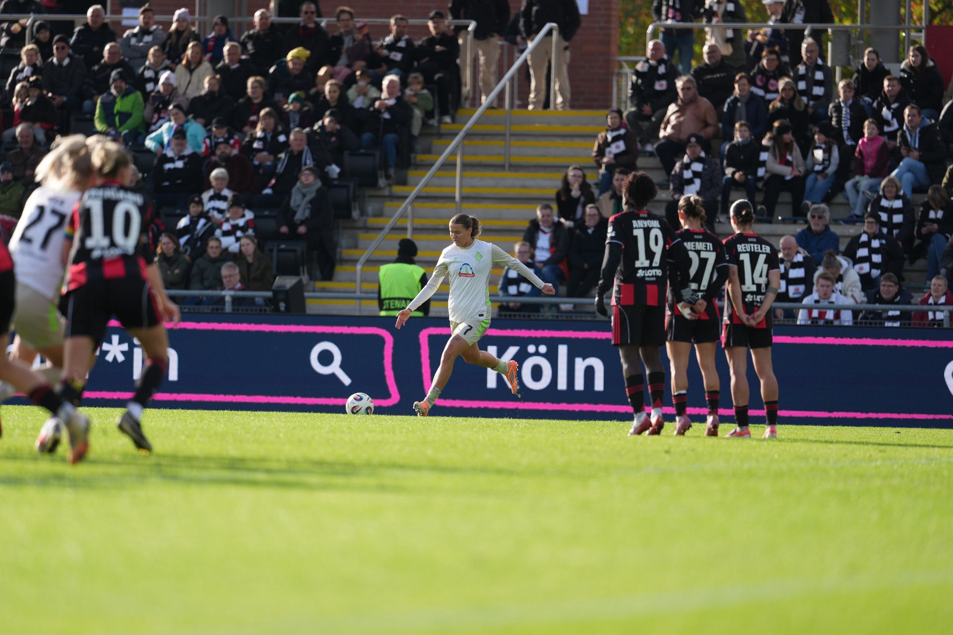 米尔豪斯任意球射门。