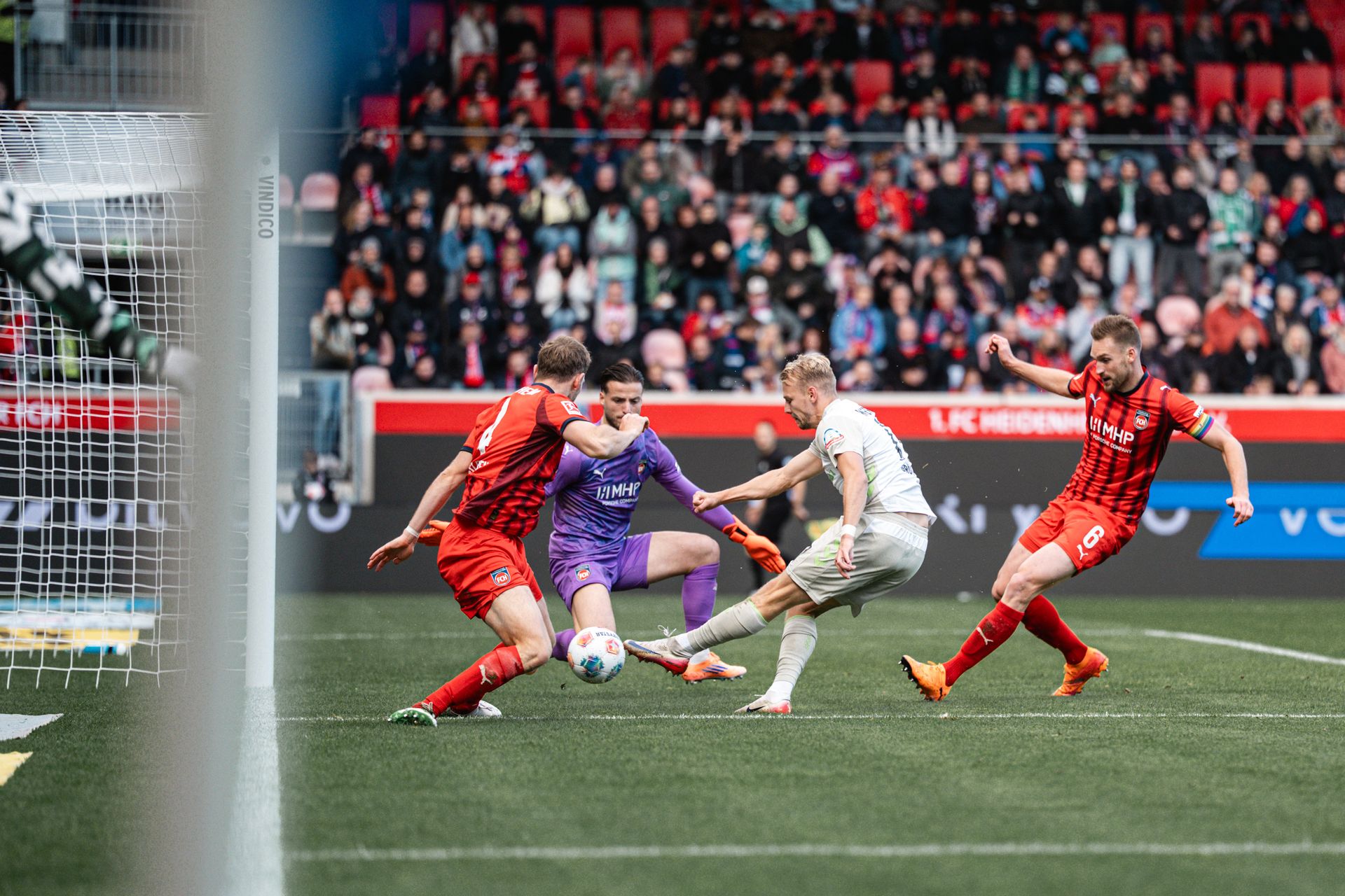 马尔科·格吕尔 （Marco Grüll） 在对手包围的情况下用左手射门。