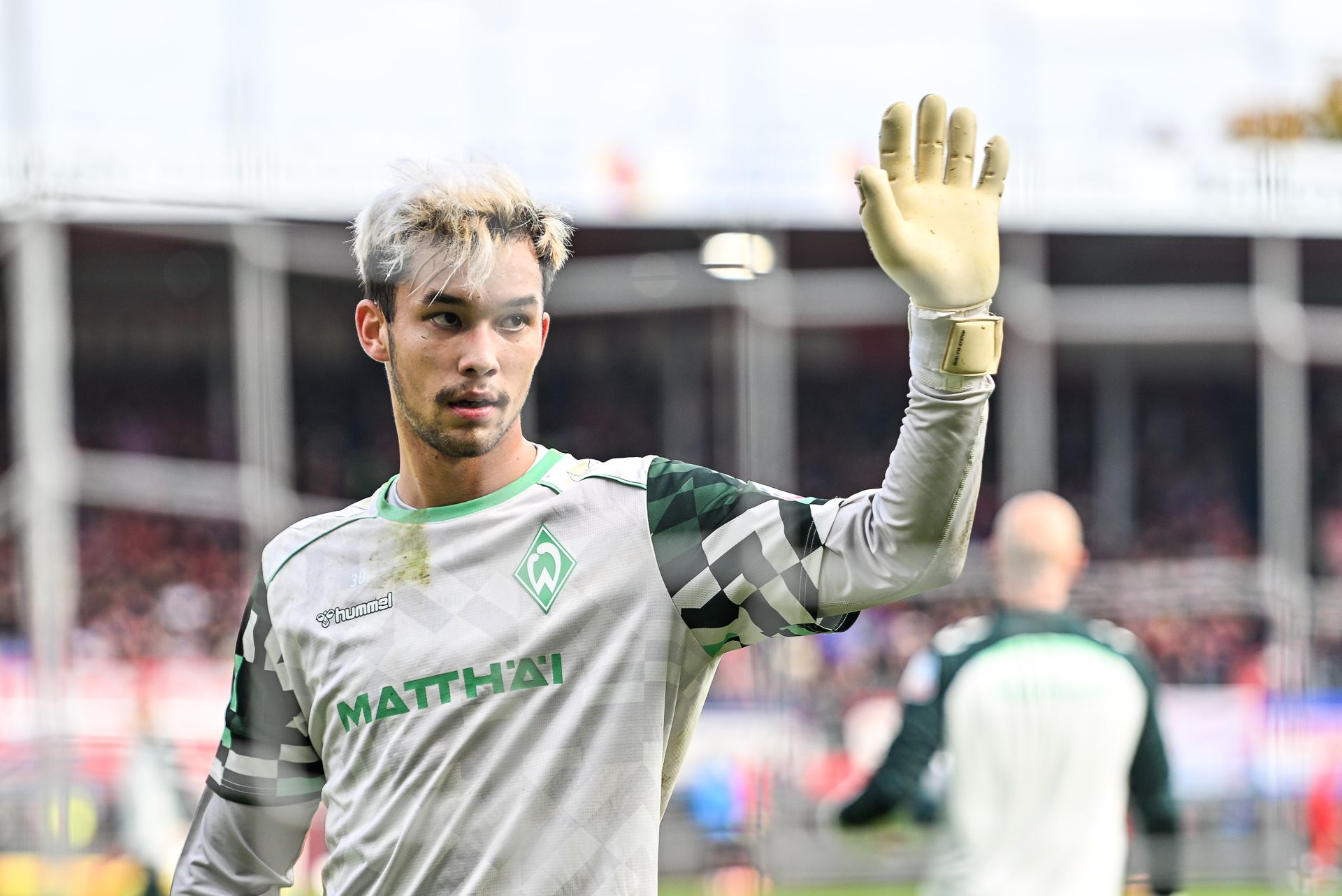 巴克豪斯在热身时向客座观众挥手致意。