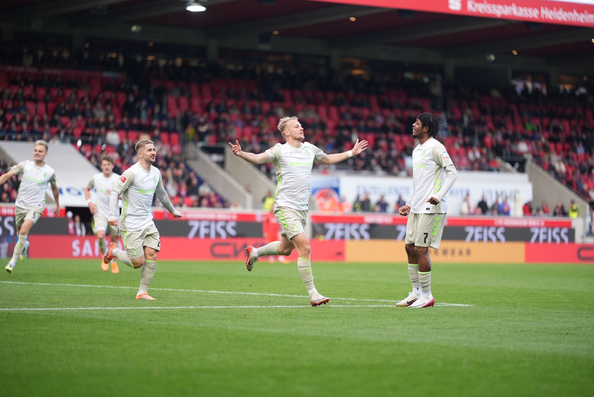 马可·格吕尔张开双臂欢呼。